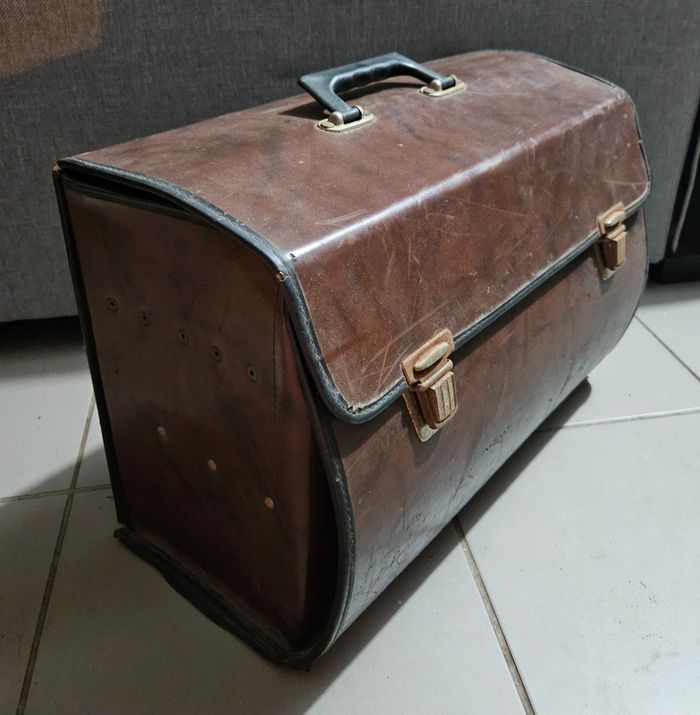 Ancienne malette à tiroir / valise. p
De plombier / électricien.
Parat.
42,5x23x31,5cm. - photo numéro 6