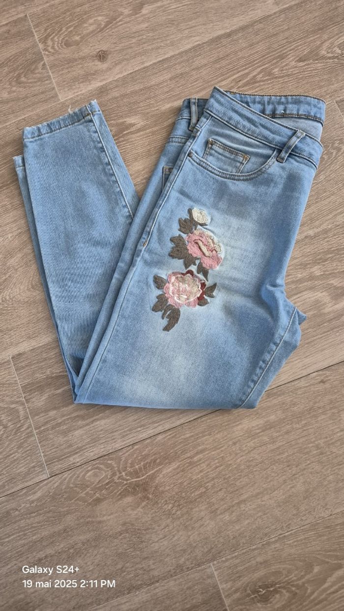 Très belle jeans Camaïeu
taille 38 - photo numéro 3