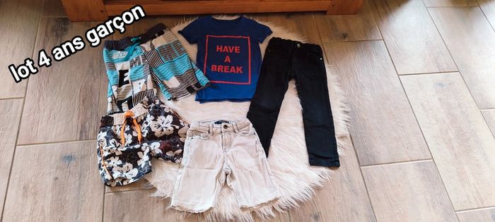 Lot vêtements garçon 4 ans short , jean , tee shirt