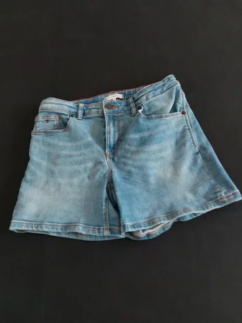 Short Tommy Hilfiger en jean Brodé