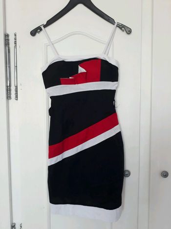 Magnifique robe noir blanche et rouge Taille M