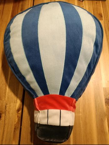 Coussin lkea montgolfière bleu/rouge.