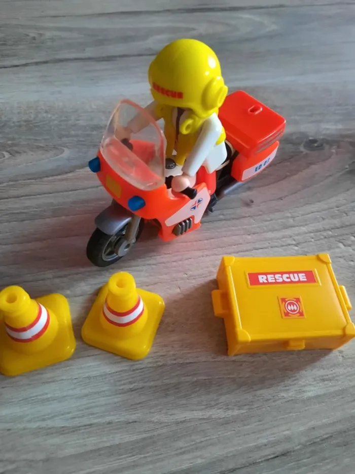 Lot 4 figurines+accessoires 'playmobil' - photo numéro 2