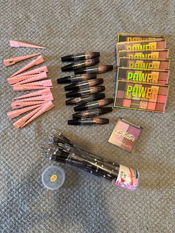 Lot maquillage 49 pièces neuf idéal revendeur