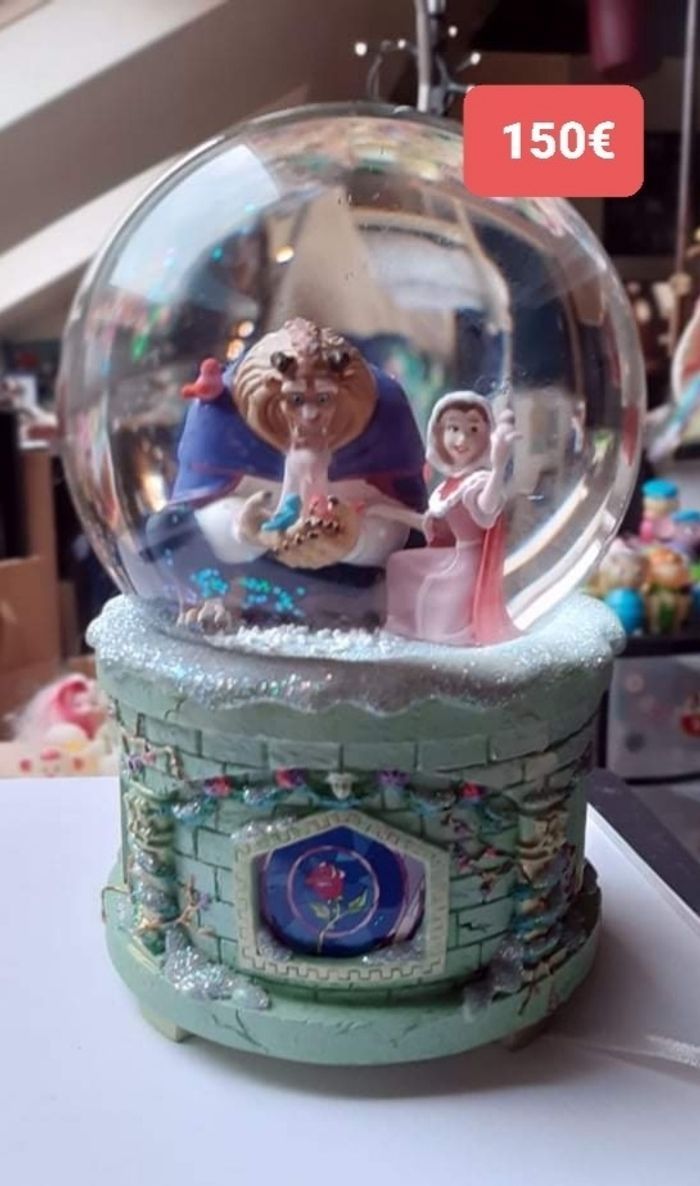 Snowglobe disney belle disneyland Paris