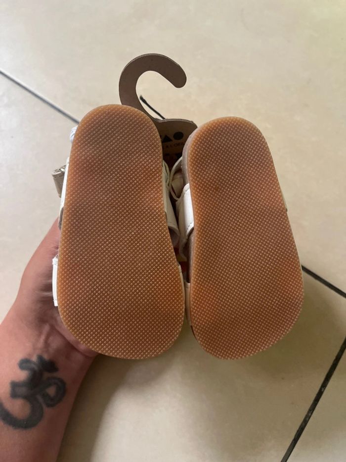 Sandales bébé blanches tape à l’œil - photo numéro 2