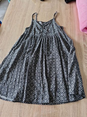 Jolie robe courte à bretelles
