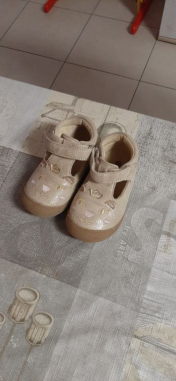 Chaussures beiges chat 