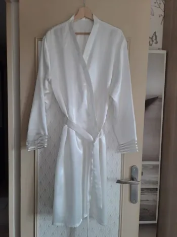 Robe de chambre fluide neuve jamais portée blanche 1 défaut de tissu TU prix mini