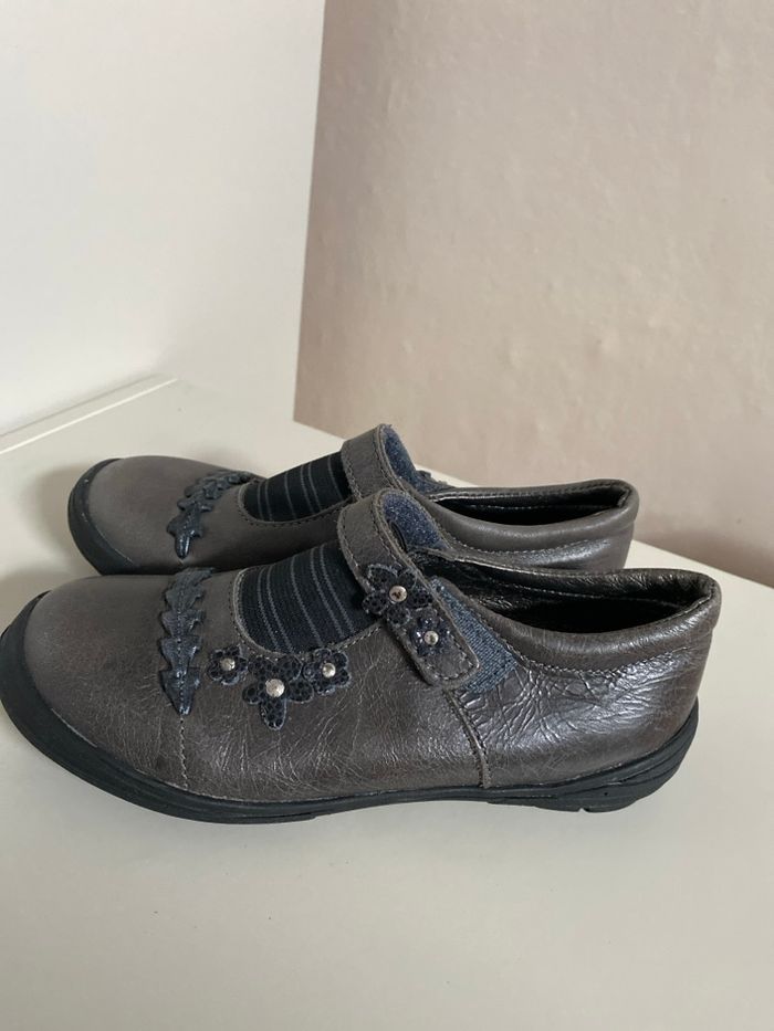 Souliers à scratch gris avec motifs fleurs taille 29 - photo numéro 2