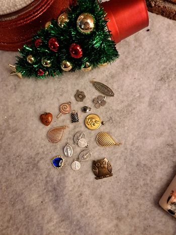 Lot de pendentifs doré et argenté