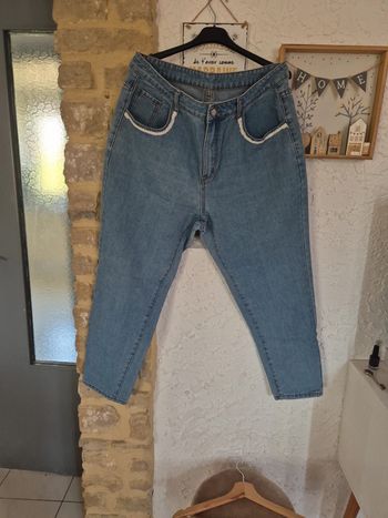 Jean mom bleu clair avec broderie sur les poches Shein taille 1XL