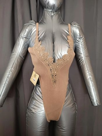 Body dentelle. Marque golden days paris  (A32).