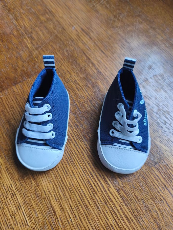 Lot de petites chaussures bébé