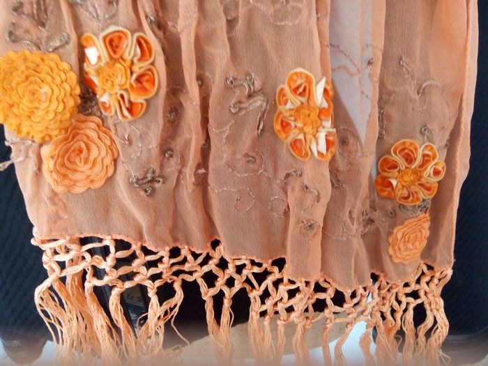Faby27800 Echarpe femme orange motifs fleurs en relief et pompons - - photo numéro 2
