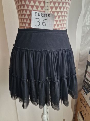 Jupe, courte, noir, en tulle, longueur 35cm,en polyester, en très très bon état, marque La Halle =4€