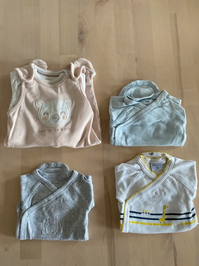 Lot 4 bodys + salopette - taille 0 mois