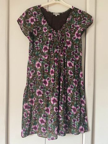 Jolie petite robe fluide d’été avec fleurs