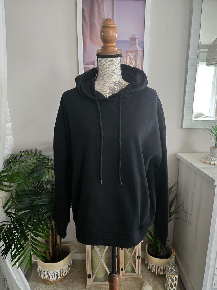 Sweat-shirt noir à capuche avec papillon bleu - photo numéro 2