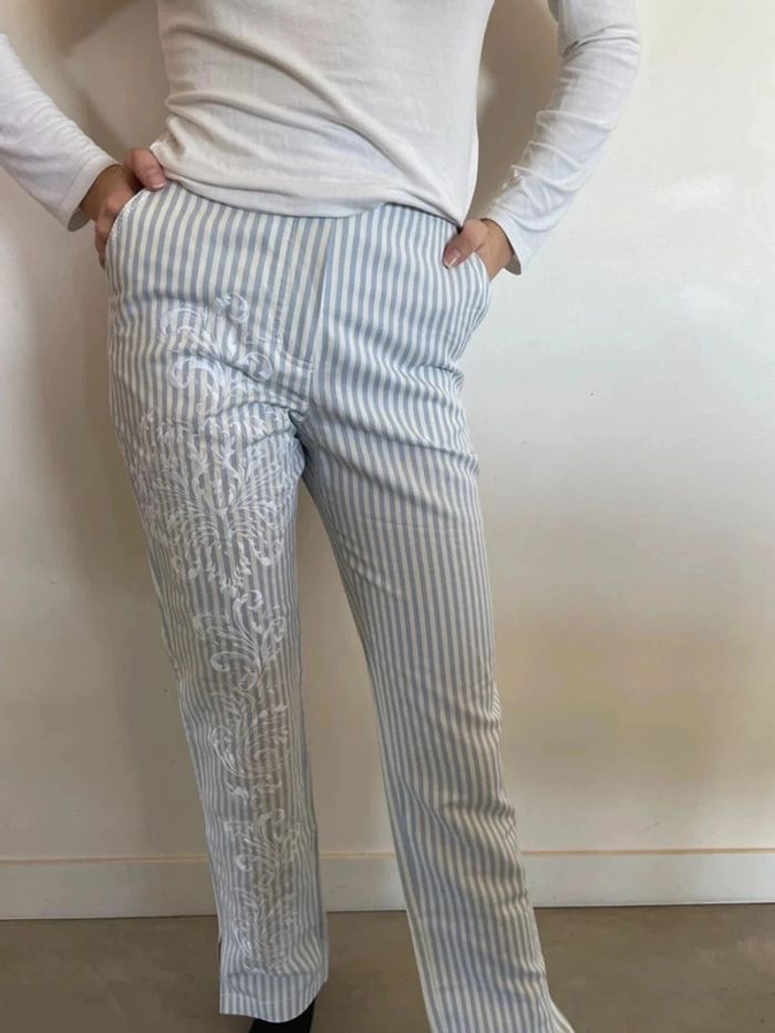 Superbe pantalon brodé et rayures