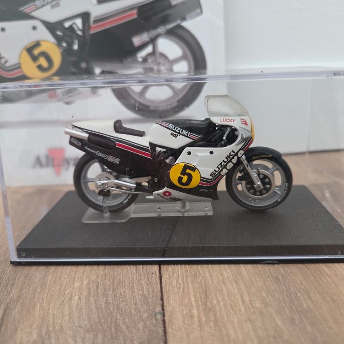 Moto 1:24 avec socle, vitrine et fascicule - photo numéro 2