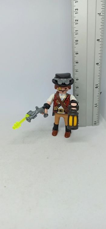 Homme avec lanterne et arme playmobil