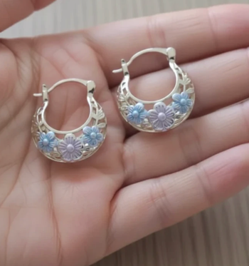 Créoles Élégantes 20 mm à Motif Floral plaqué or 14 carats