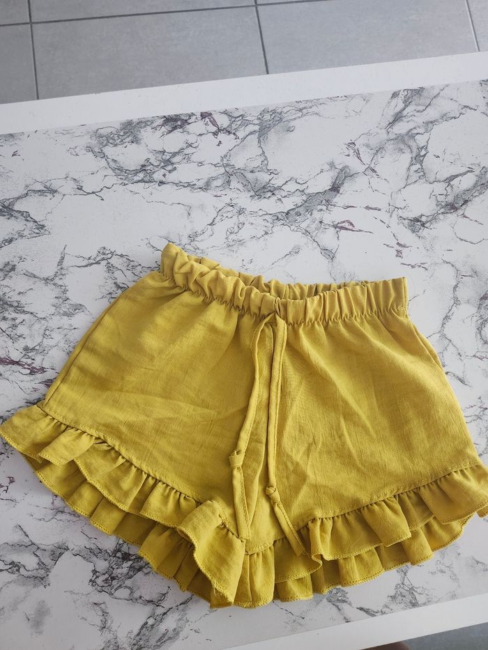 Short jaune