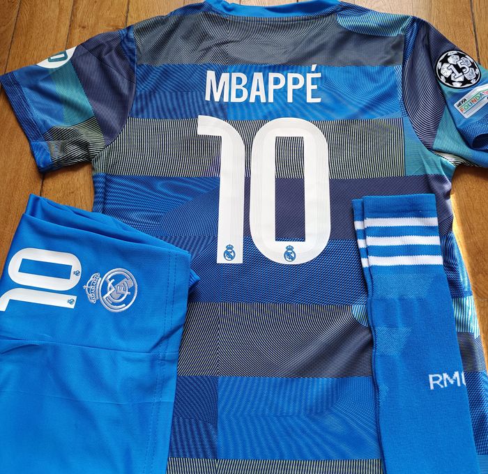 Kit Mbappé entrainement  Real de Madrid taille 12 ans modèle 2026