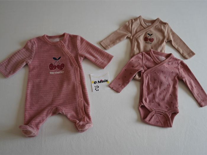 Ensemble Little Cherries Kiabi 0m : 1 Pyjama velours + 2 Bodies ML