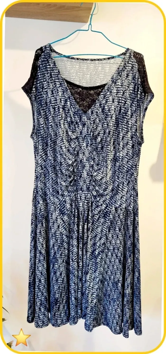 Robe fluide imprimée avec détails en dentelle – Très bon état - Bleu - Taille 40