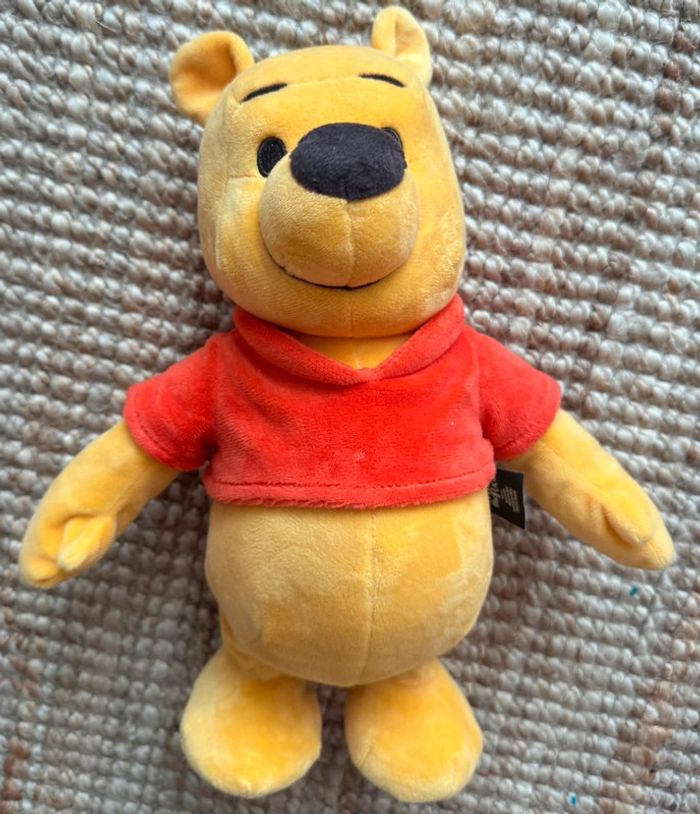 Winnie l’ourson marche et parle 30cm
