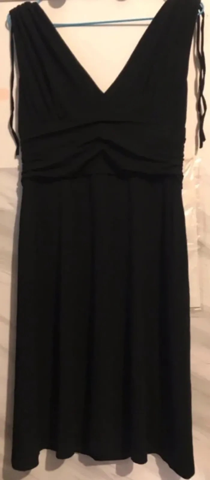 Robe senequaone été élastique jusqu’au genou en v sur le buste noir taille 3 - photo numéro 2