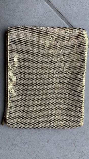 Petite pochette neuve dorée.