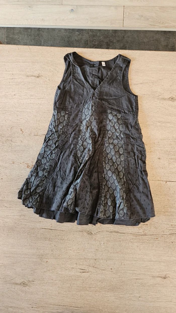 Robe courte grise à dessin gris clair, sans manche, C&A, 6 ans - photo numéro 2