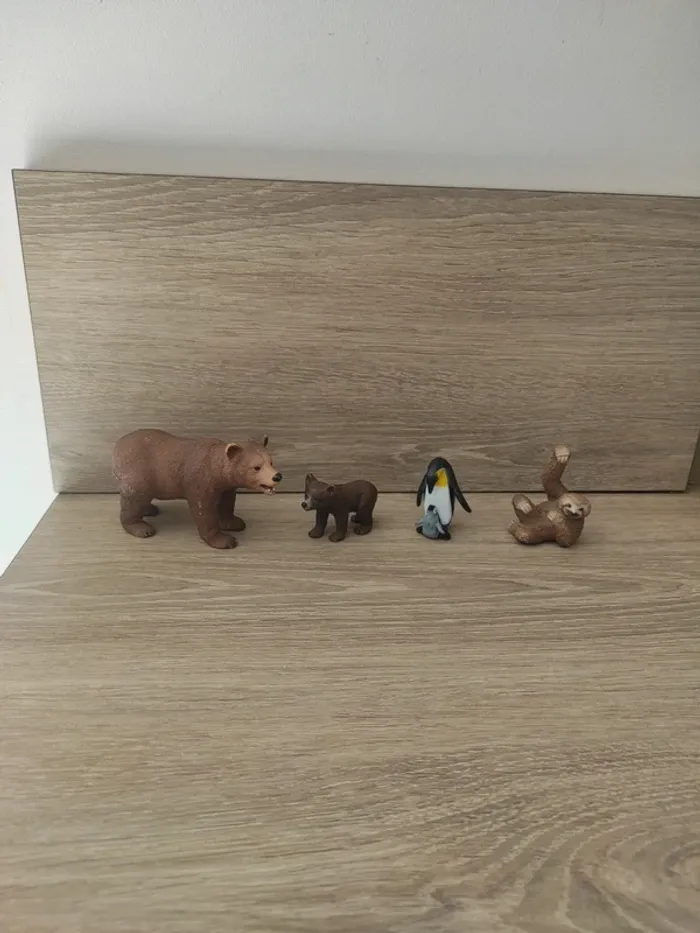 Lot de 3 figurines Schleich et une figurine pinguin