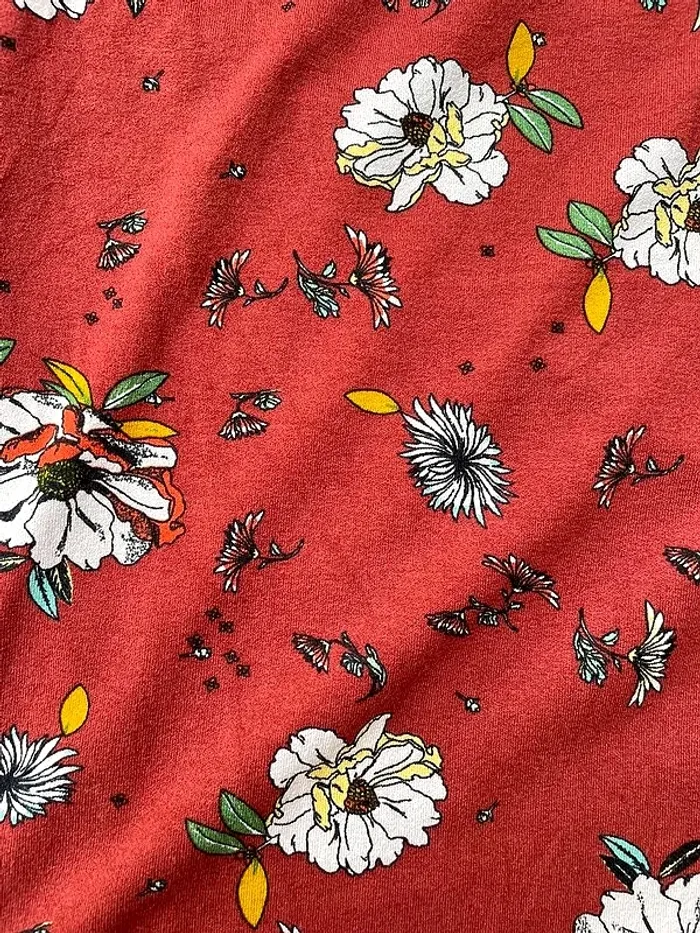 Pull & bear - Robe rouge Bordeaux à fleurs floral fleuri à épaules nues dénudées - photo numéro 4
