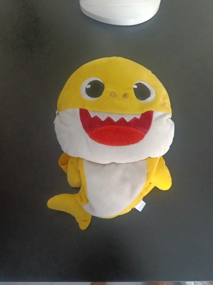 Sac a dos baby shark jaune en tres bon etat