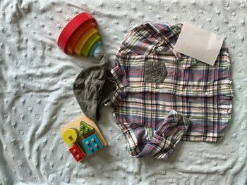 chemise manches longues bleu blanc et gris poche poitrine capuche amovible YCC 4 ans