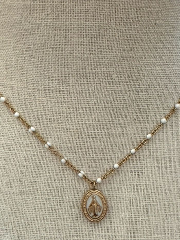 Collier réglable acier inoxydable or perles et médaille vierge résine blanche - photo numéro 4