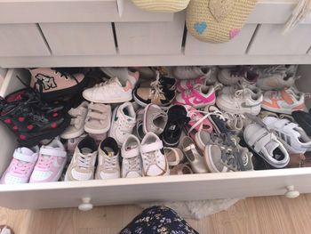 Lot énormes de baskets et bottes de marques