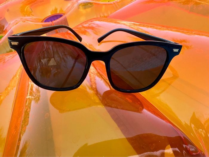 Paire de lunettes de soleil fantaisie - photo numéro 3