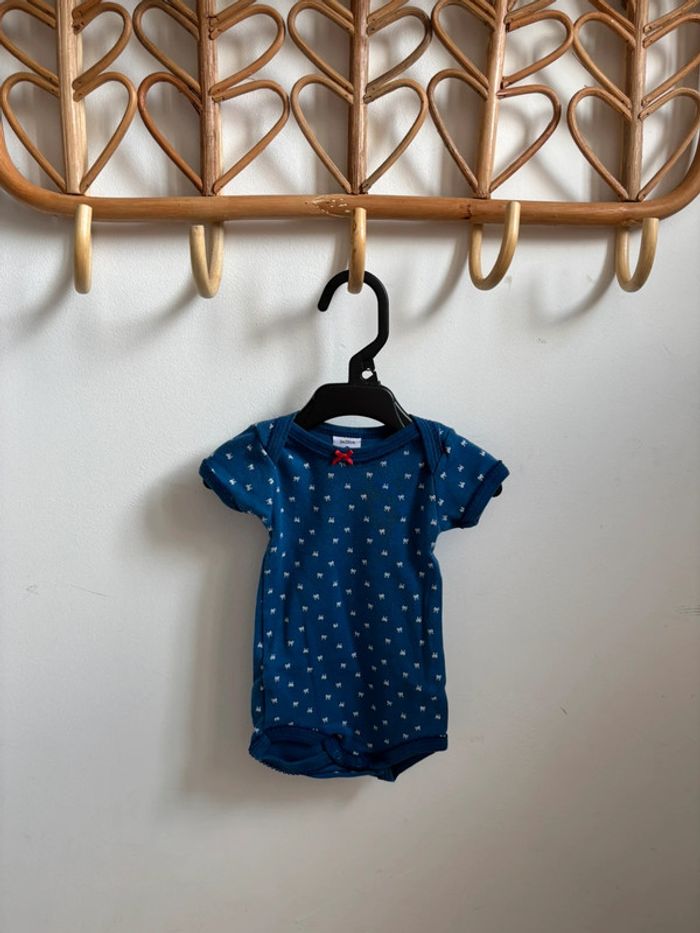 Lot 2 bodies manches courtes noeuds Petit Bateau 3 mois - photo numéro 8