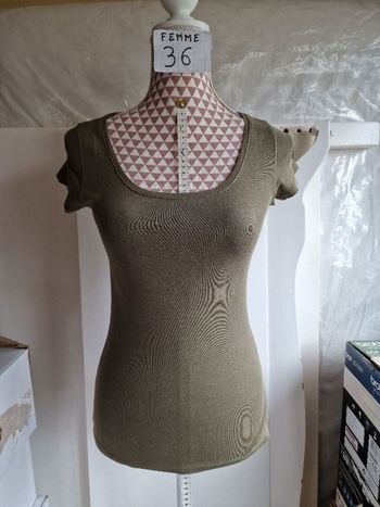 Tee-shirt, vert, en coton, en très très bon état, longueur 60cm, marque Camaïeu =4€