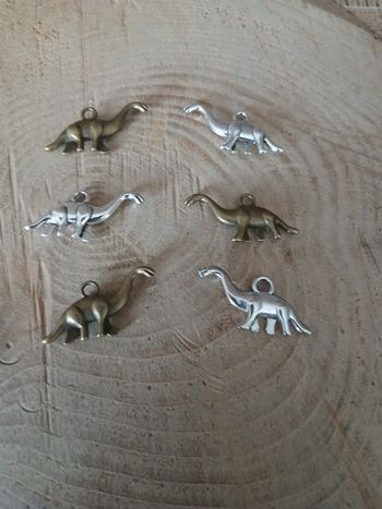 Lot de 6 pendentifs dinosaure