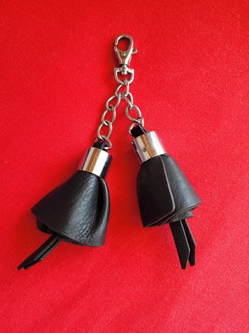 Bijou gris-gris de sac en cuir noir