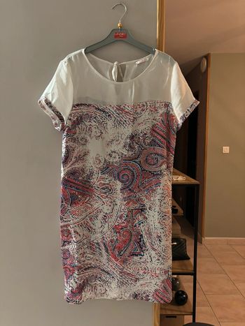 Robe coupe droite blanc et violette à motifs
