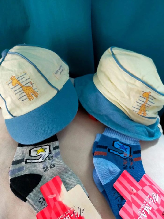 Lot bébé Casquette + Bob + 2 paires de chaussettes - Taille 47
