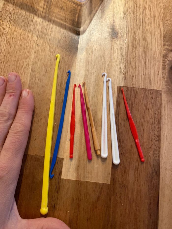 Lot de 8 petits crochets en plastique
