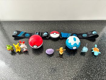 Une ceinture Pokémon, 2 pokeballs et 7 figurines pokemon